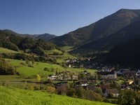 � ZweiT�lerLand Tourismus,Simonswald, Dorfmitte, Kirchturm, Fotografen "Clemens Emmler"  (Bildnachweis: � ZweiT�lerLand Tourismus,Simonswald, Dorfmitte, Kirchturm, Fotografen "Clemens Emmler")